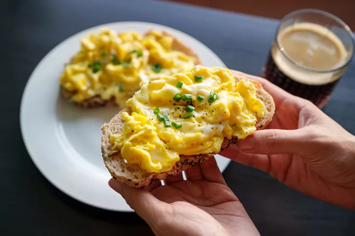 anti-bloat meals scrambled eggs